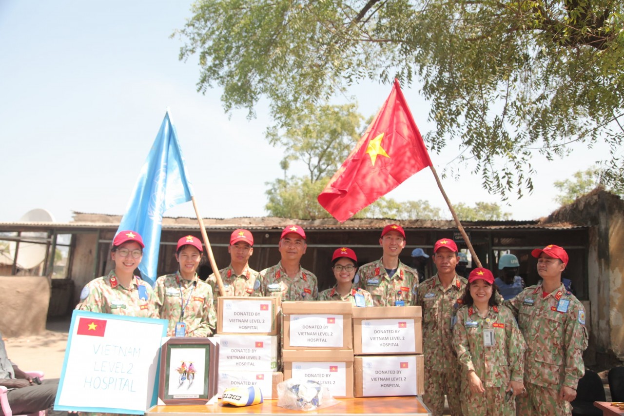 Vietnamese UN peacekeeping soldiers bring spring to prisoners in South Sudan